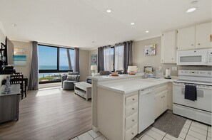 Interior - New furniture and photos! Oceanfront+pool+parking (San Diego)