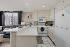 Fridge, microwave, oven, stovetop - New furniture and photos! Oceanfront+pool+parking (San Diego)