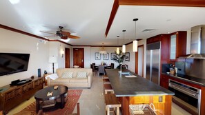 Smart TV, DVD player, brinquedos, livros