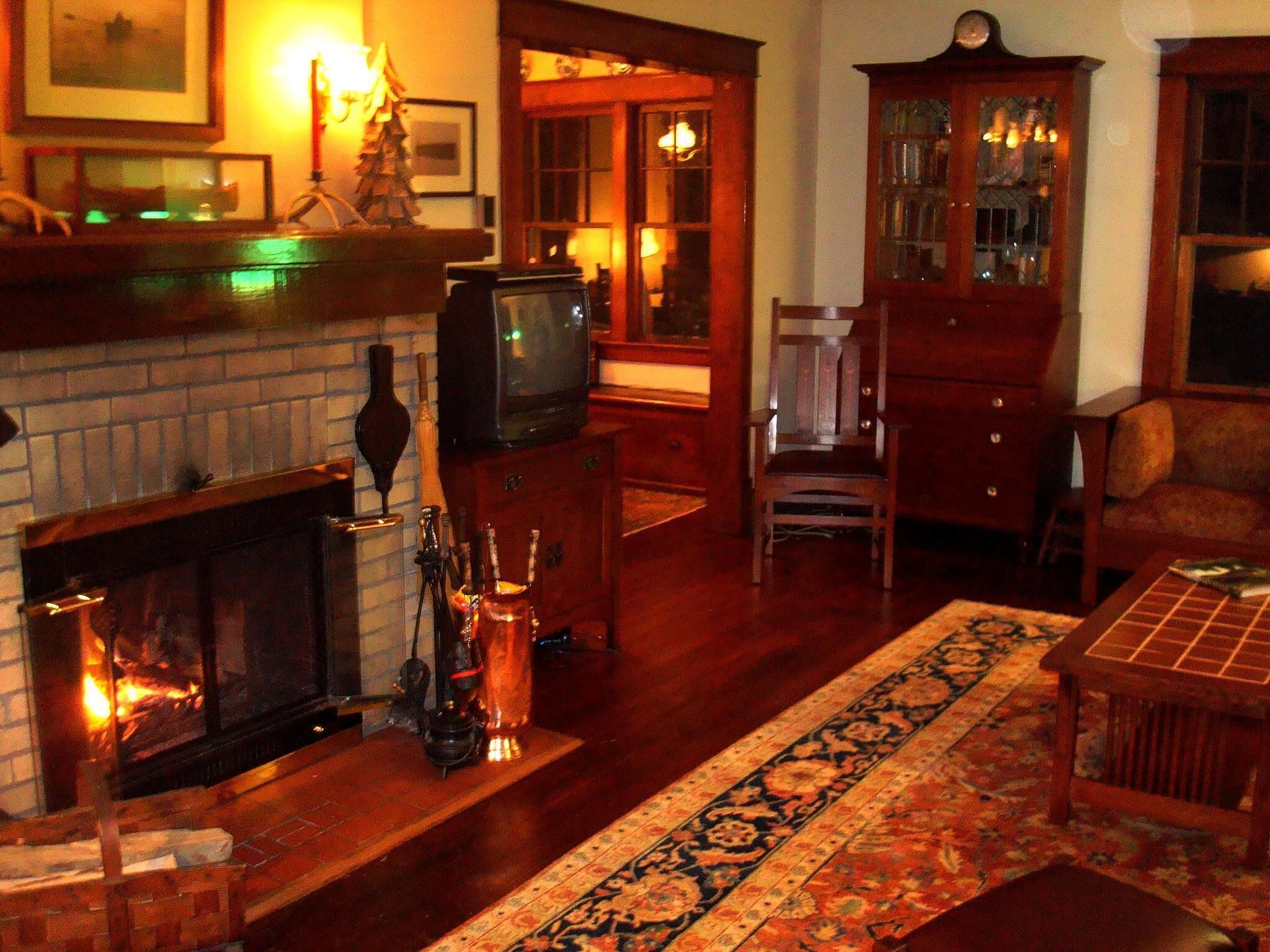 Lakefront 1920's Craftsman on Fiddle Lake - Vacation in Stickley Style