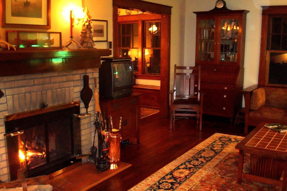 Lakefront 1920's Craftsman on Fiddle Lake - Vacation in Stickley Style