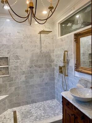 Dusche, Haartrockner, Handtücher, Seife