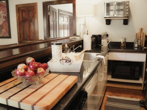 Réfrigérateur, four à micro-ondes, surface de cuisson, lave-vaisselle