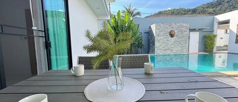 Una piscina al aire libre