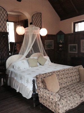 2 chambres, coffres-forts dans les chambres, bureau