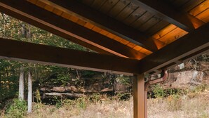 A covered porch with a bench and a table. - Rock Hollow Cabin - Built For Quality! (Rockbridge)
