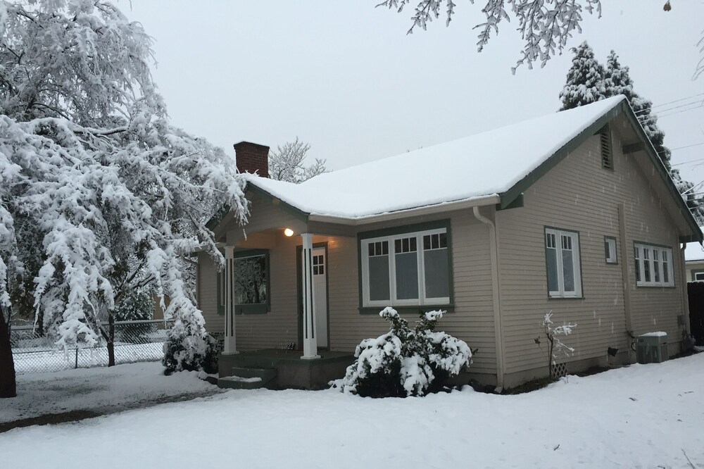 Adorable 2 bedroom 1 bath Craftsman Cottage in Downtown Grants Pass