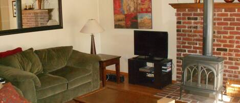 Smart-TV, Kamin, DVD-Player, Bücher