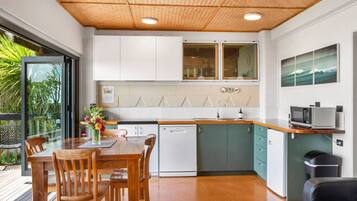 Micro-ondes, plaque de cuisson, lave-vaisselle, grille-pain