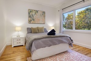 4 bedrooms, iron/ironing board, Internet, bed sheets - Delightful Digs on David - Fully renovated cottage with four bedrooms (Albury)