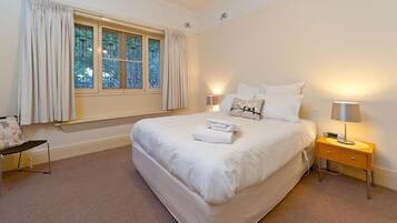 4 bedrooms, iron/ironing board, Internet, bed sheets