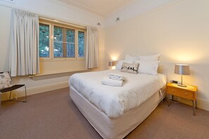 4 bedrooms, iron/ironing board, Internet, bed sheets - Central Crisp- gorgeous period home with free wifi! - Classic period home with four bedrooms (Albury)