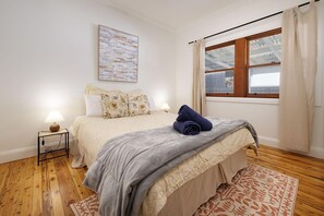 4 habitaciones, tabla de planchar con plancha, internet y ropa de cama 