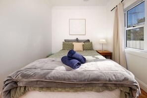 4 habitaciones, tabla de planchar con plancha, internet y ropa de cama 