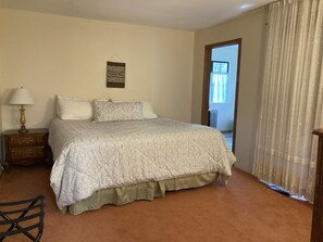 6 bedrooms, iron/ironing board, WiFi, bed sheets