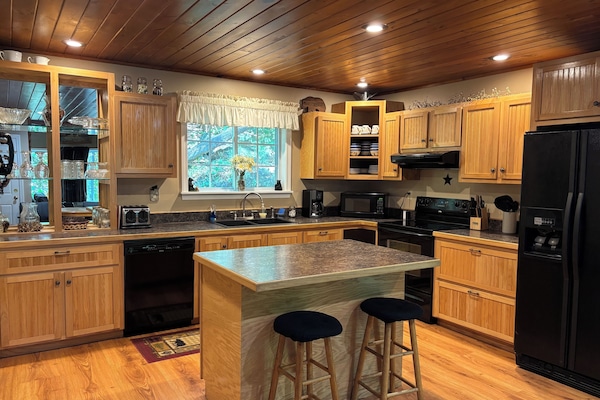 Full spacious kitchen
