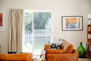 TV connectée, lecteur de DVD, livres, vidéothèque