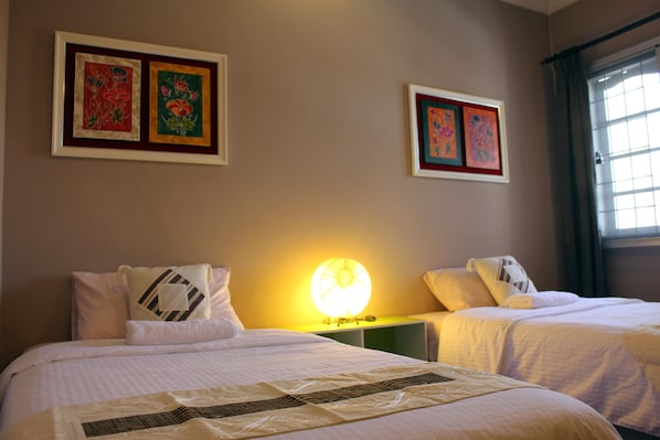 4 bedrooms, iron/ironing board, WiFi, bed sheets