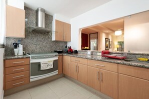Microwave, stovetop, toaster, cookware/dishes/utensils - Mi casa #2 at Polanco's most exclusive area (México D.F.)