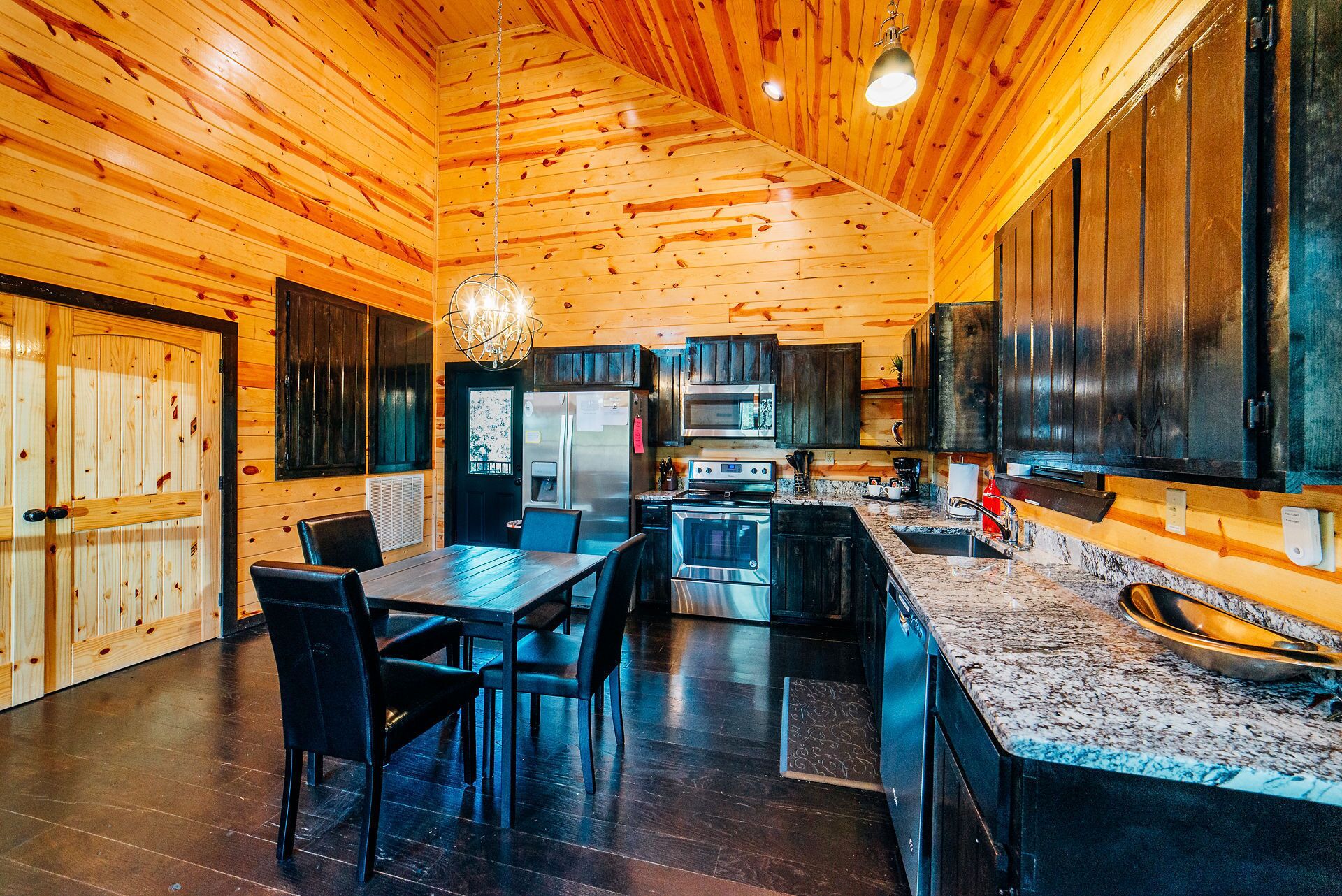 Eagle mountain hillside luxury 2 bedroom cabin with personal en-suites, nestled