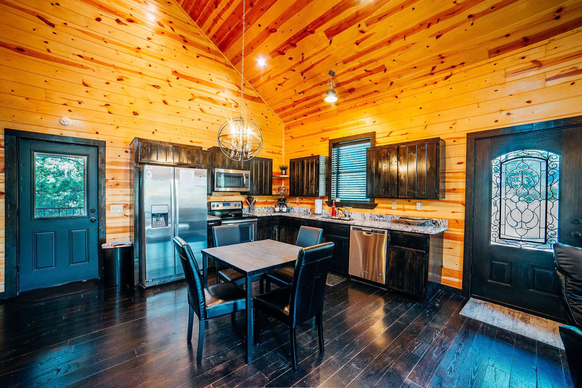 Eagle mountain hillside luxury 2 bedroom cabin with personal en-suites, nestled