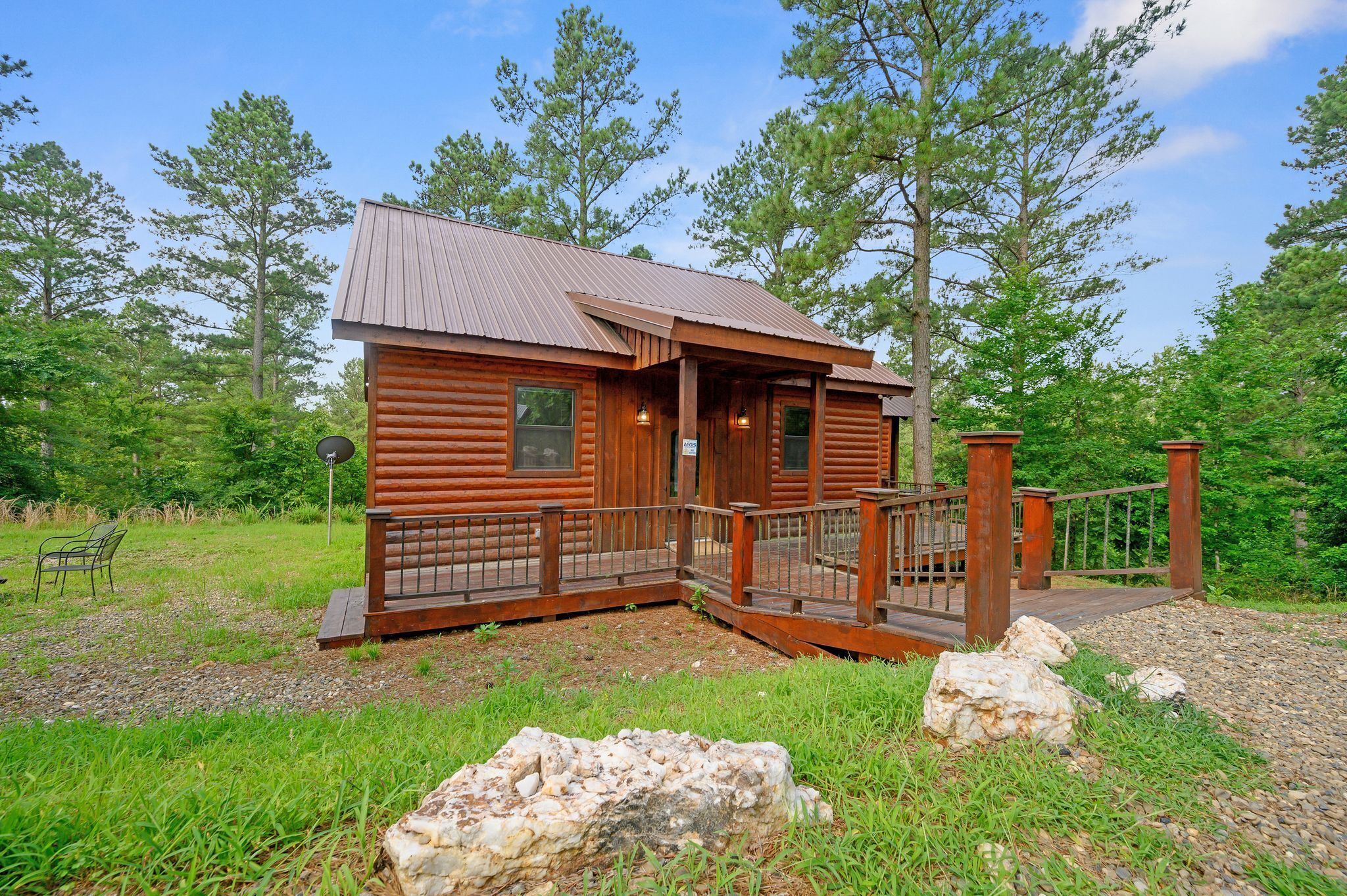 Eagle mountain hillside luxury 2 bedroom cabin with personal en-suites, nestled