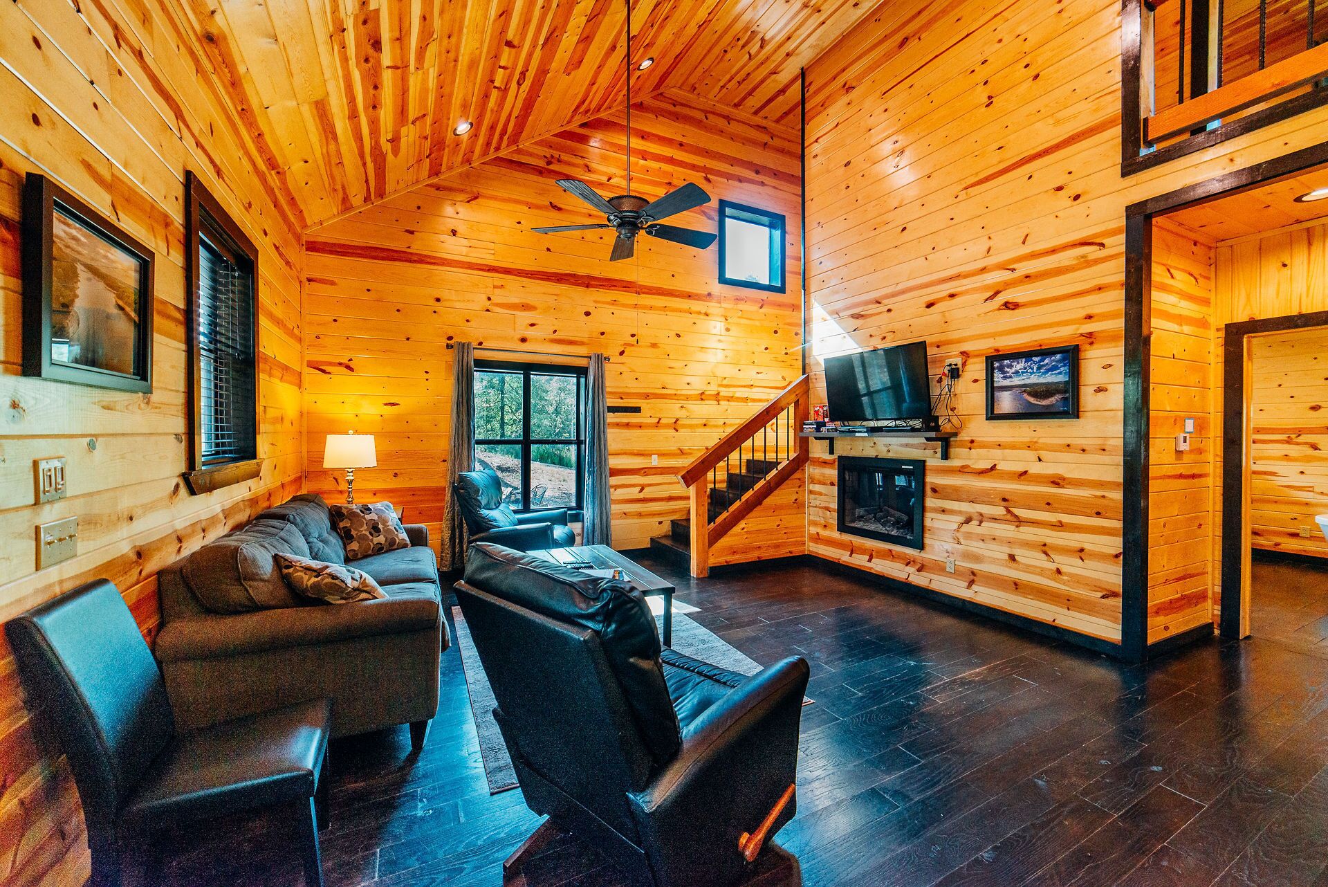 Eagle mountain hillside luxury 2 bedroom cabin with personal en-suites, nestled