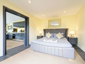 3 bedrooms, in-room safe, desk, iron/ironing board