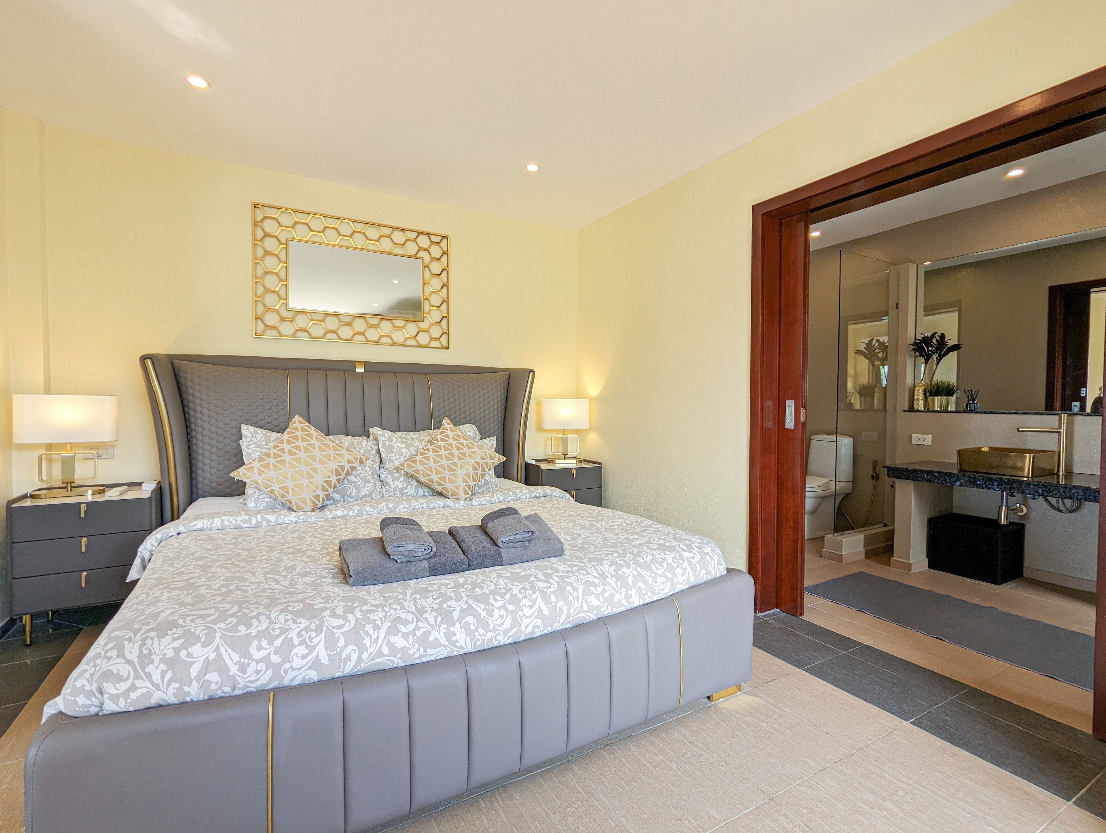 3 bedrooms, in-room safe, desk, iron/ironing board