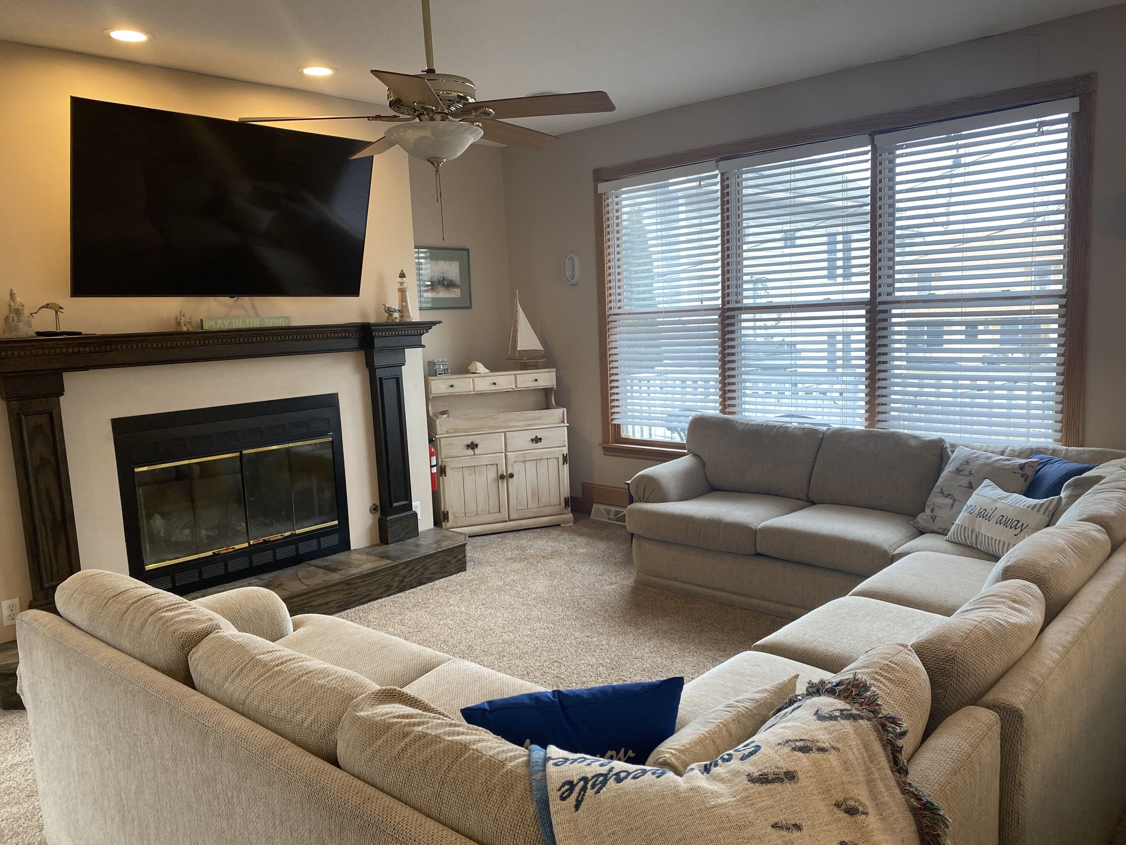 Large Lake House - Just Steps Away From The Beach in Private Community 