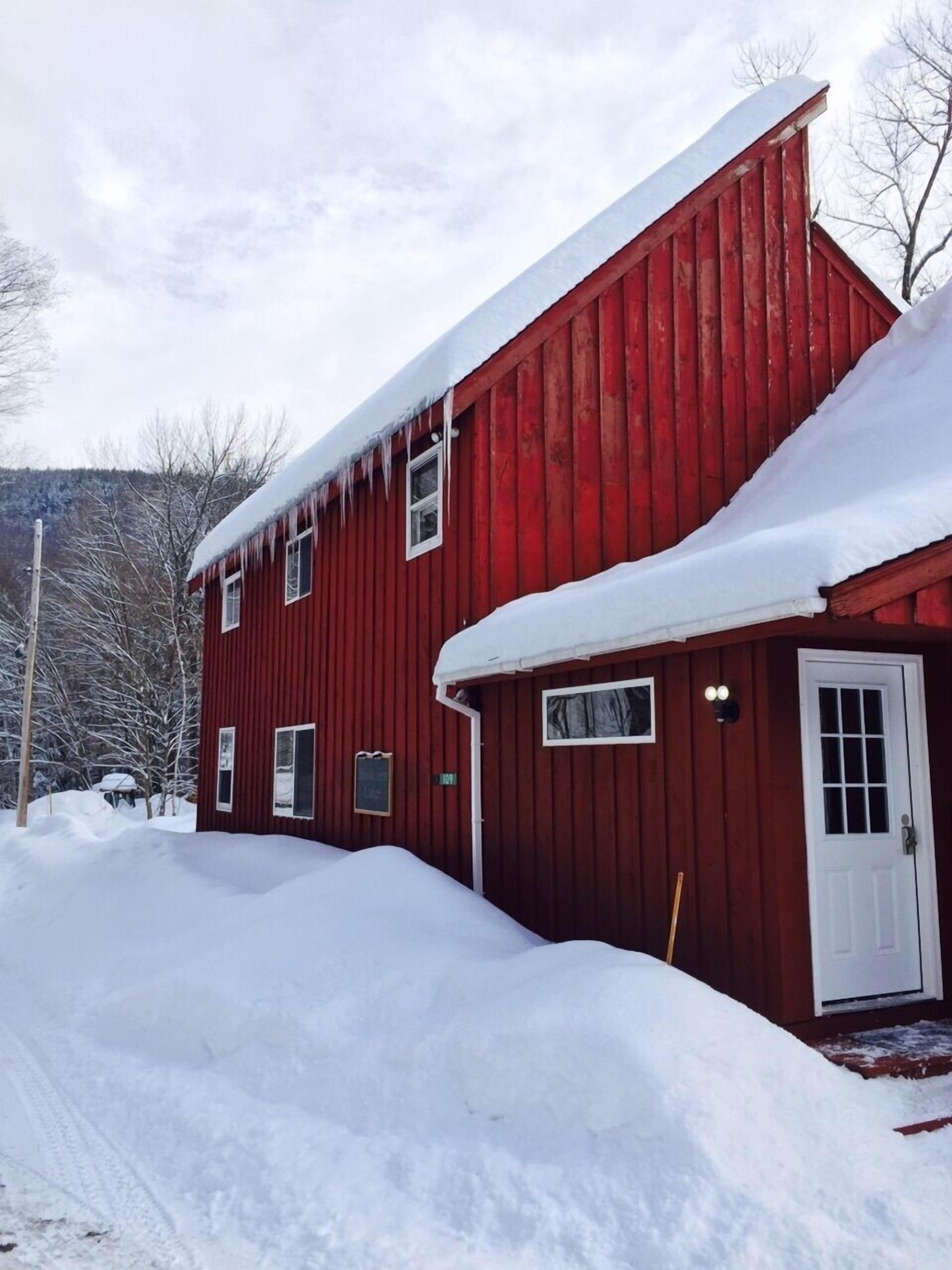 Riverside Property, Sleeps 15, Large Lounge, Dining Room And Hot Tub.