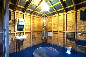 Duschwanne, Haartrockner, Handtücher, Seife