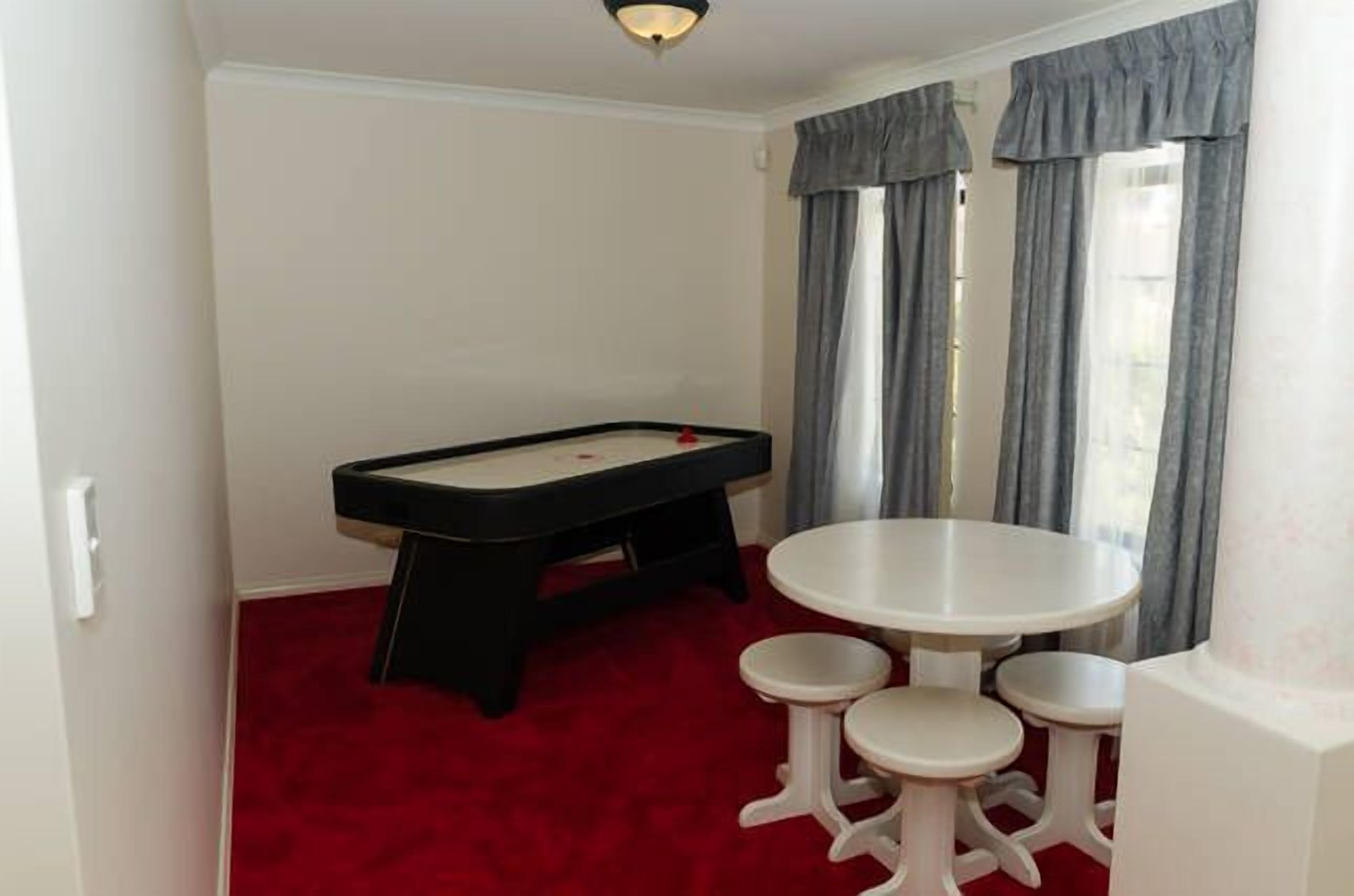 Offers oceanfront luxury longer-term accommodation. Ideal for migrating families — image 4