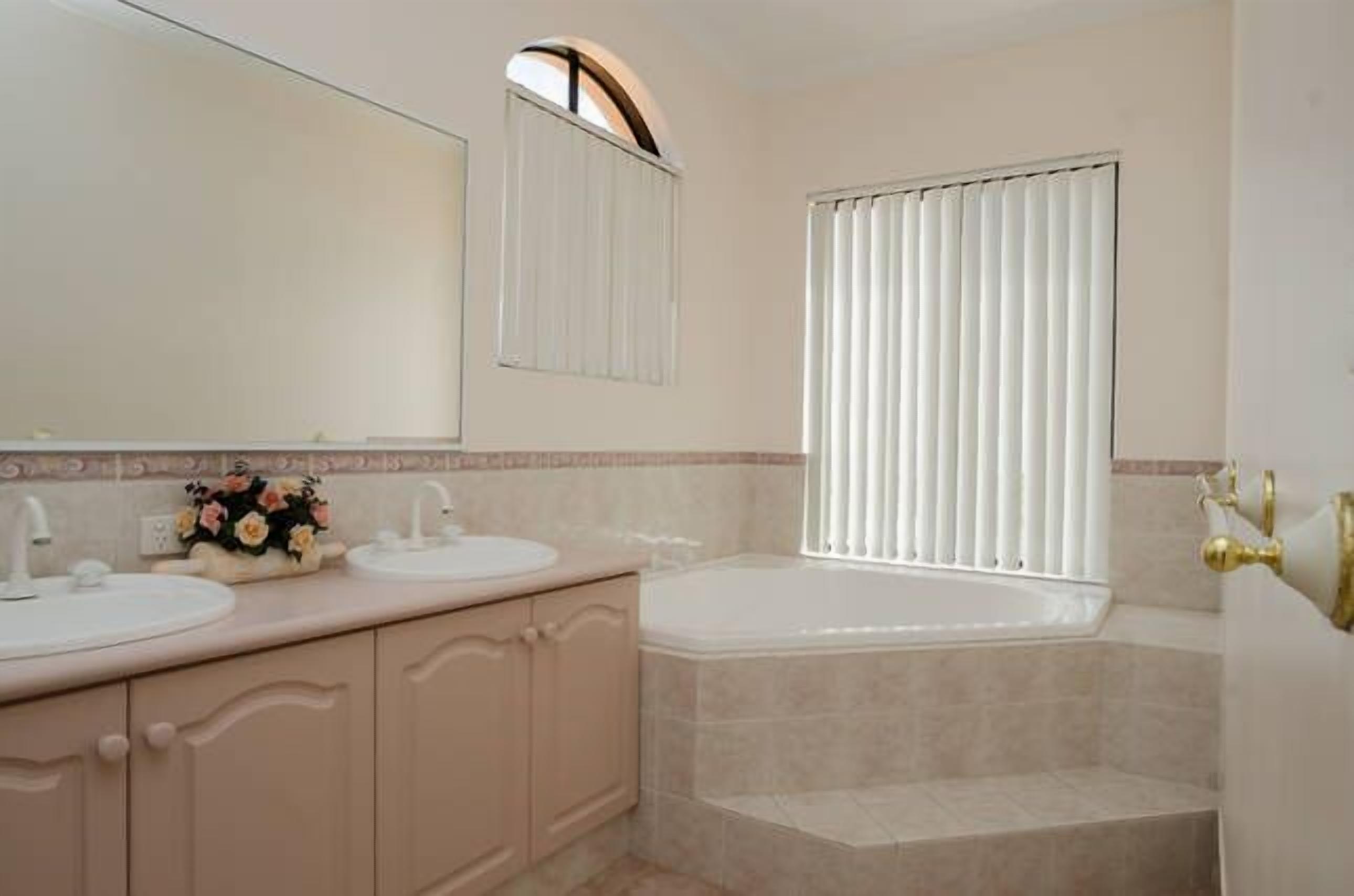 Offers oceanfront luxury longer-term accommodation. Ideal for migrating families — image 8