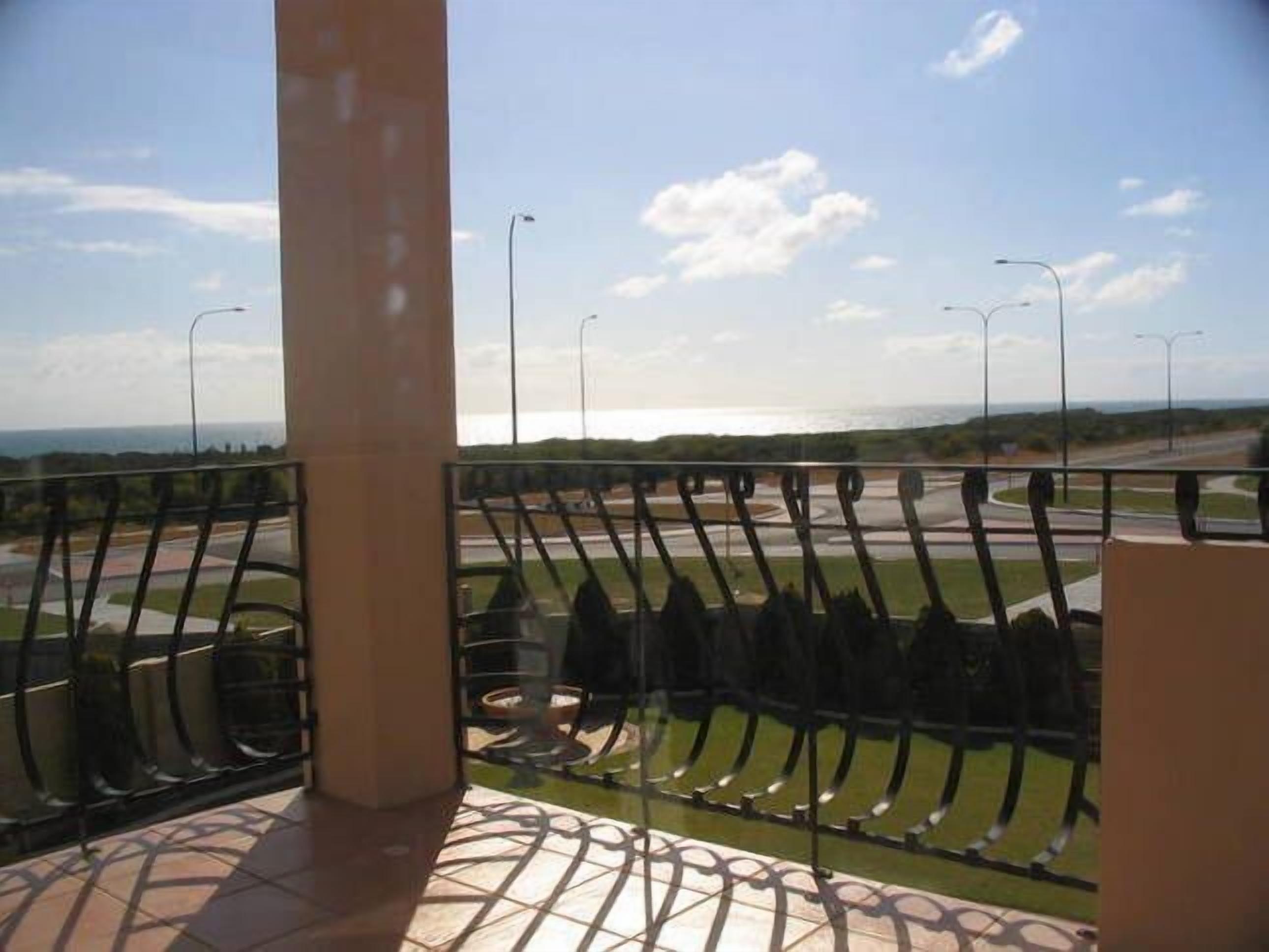 Offers oceanfront luxury longer-term accommodation. Ideal for migrating families — image 11