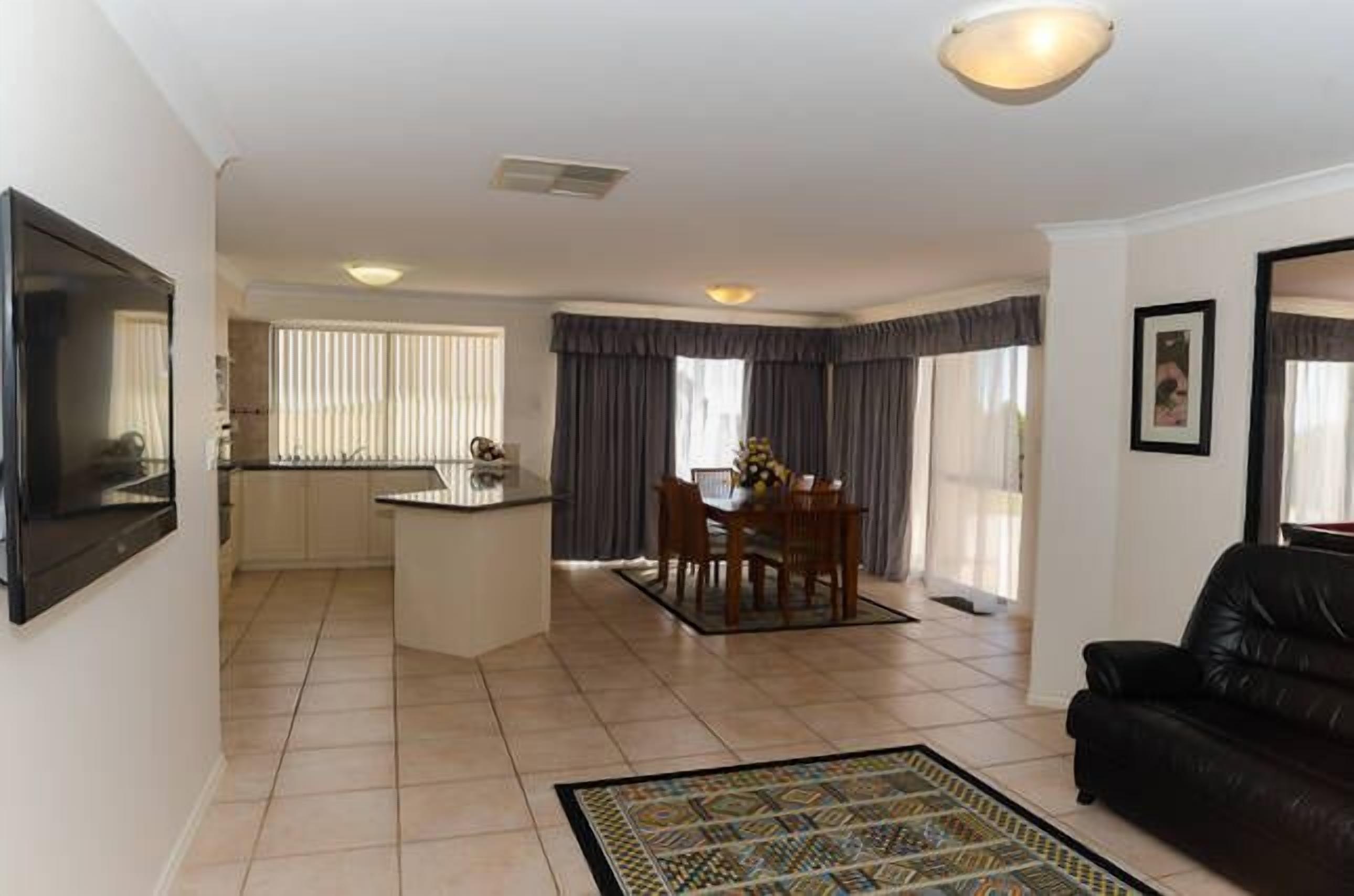 Offers oceanfront luxury longer-term accommodation. Ideal for migrating families — image 10