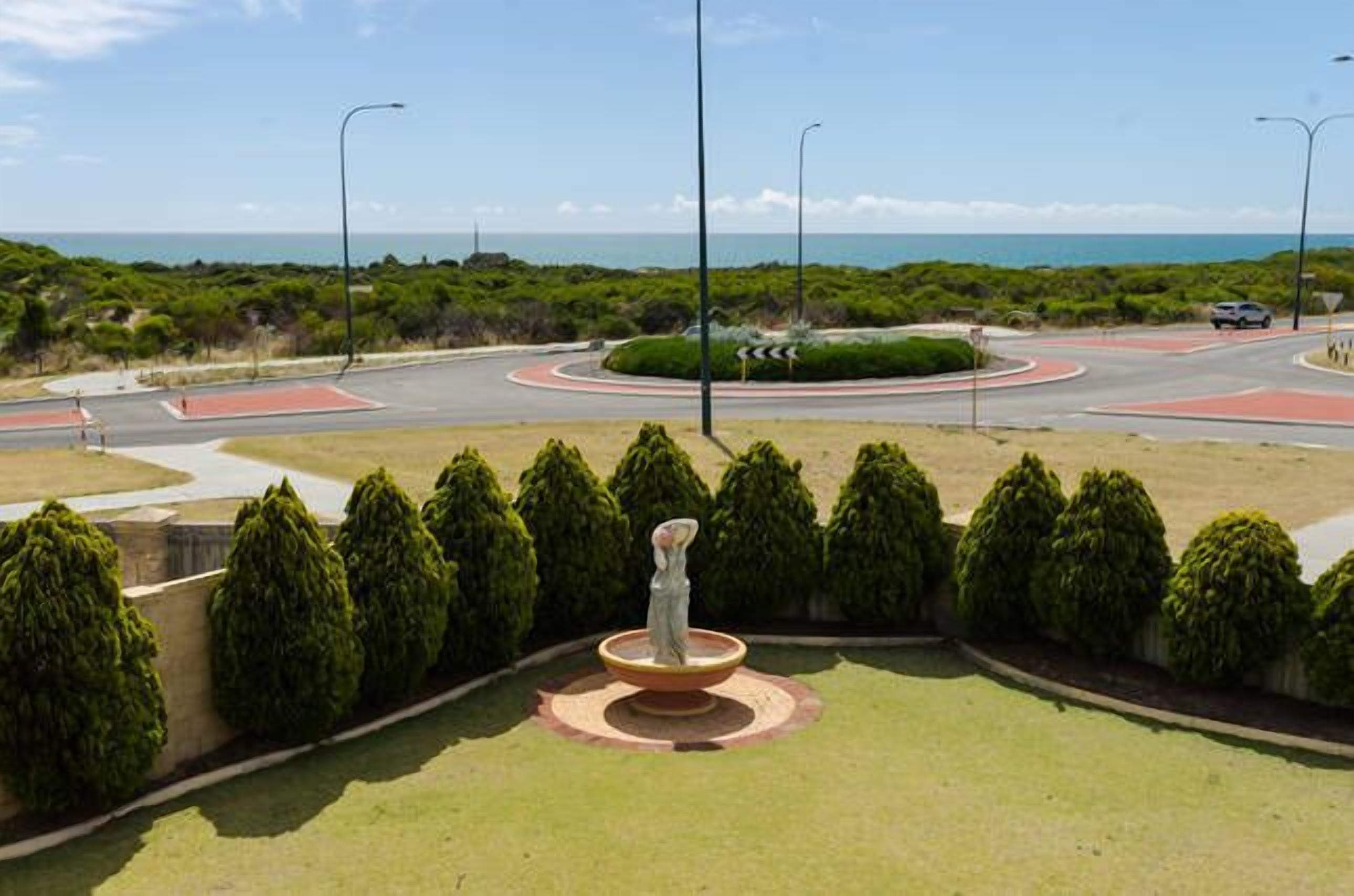 Offers oceanfront luxury longer-term accommodation. Ideal for migrating families — image 2