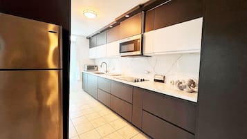 Refrigerador, microondas, horno y parrilla de estufa