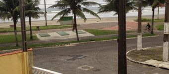 Pied gauche dans le sable (vue mer)