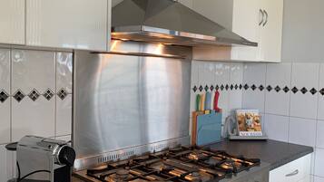 KylskÄp, mikrovÄgsugn, ugn och spishÀll