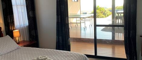 4 chambres, bureau, fer et planche à repasser, lit parapluie