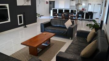 Smart-tv, dvd-spelare, ett bordtennisbord och böcker