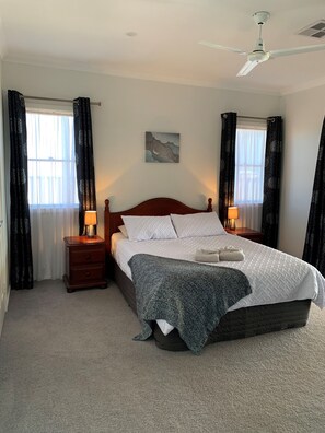 4 habitaciones, escritorio y tabla de planchar con plancha 