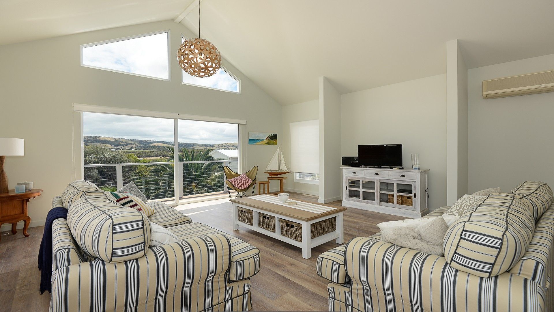 Light, Stylish, Renovated Stunning Cottage So Close to Beach and Port Elliot