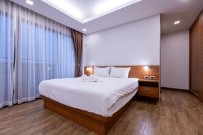 3 bedrooms, in-room safe, iron/ironing board, WiFi