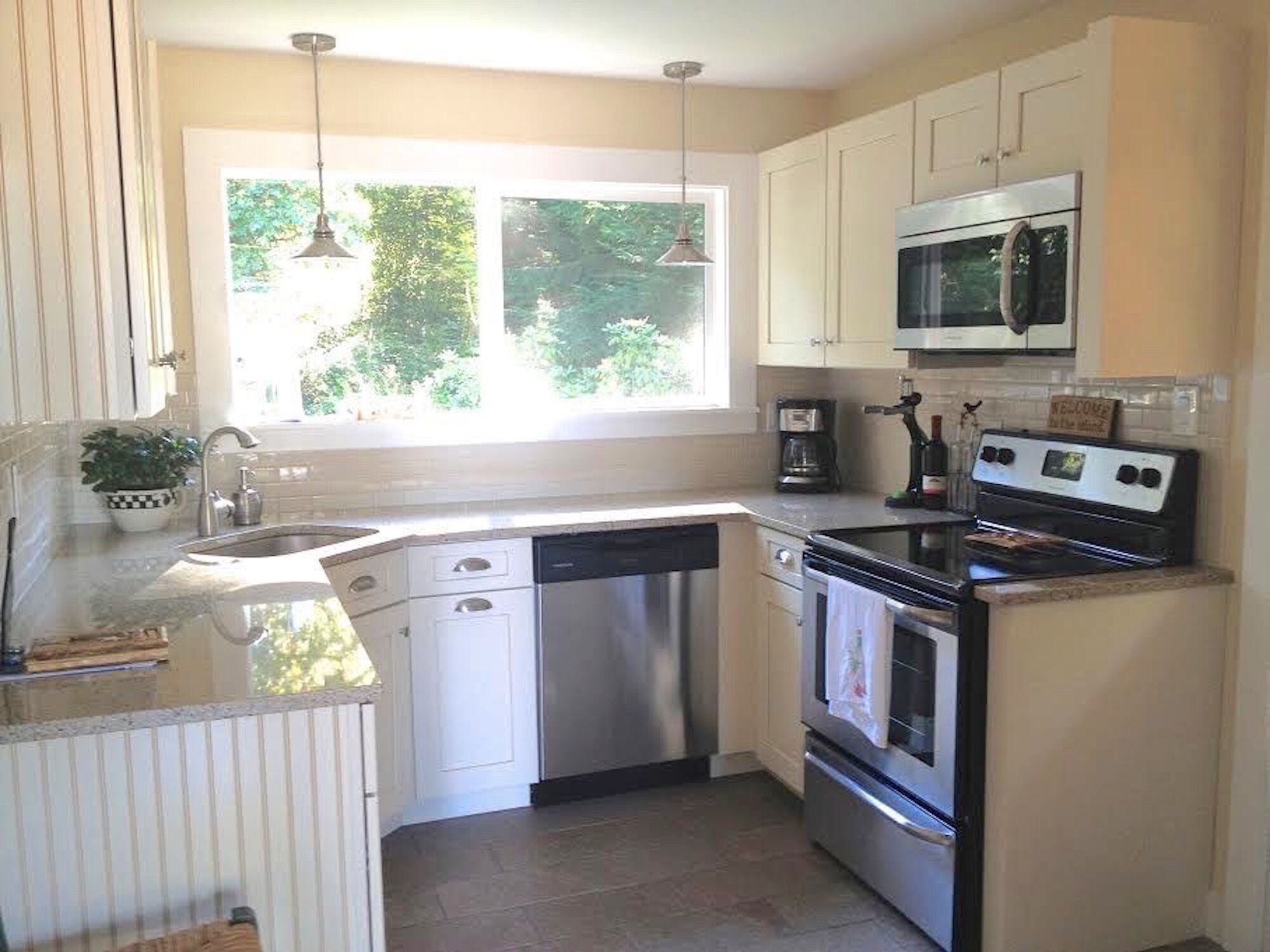 Charming Cottage With A Grand View Overlooking Puget Sound And Cascade Mountains