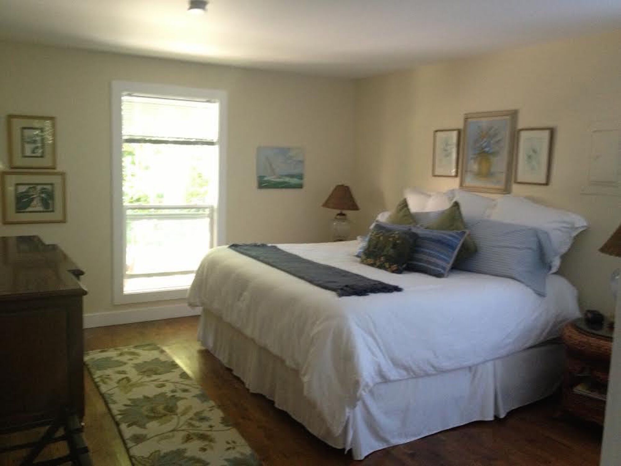 Charming Cottage With A Grand View Overlooking Puget Sound And Cascade Mountains