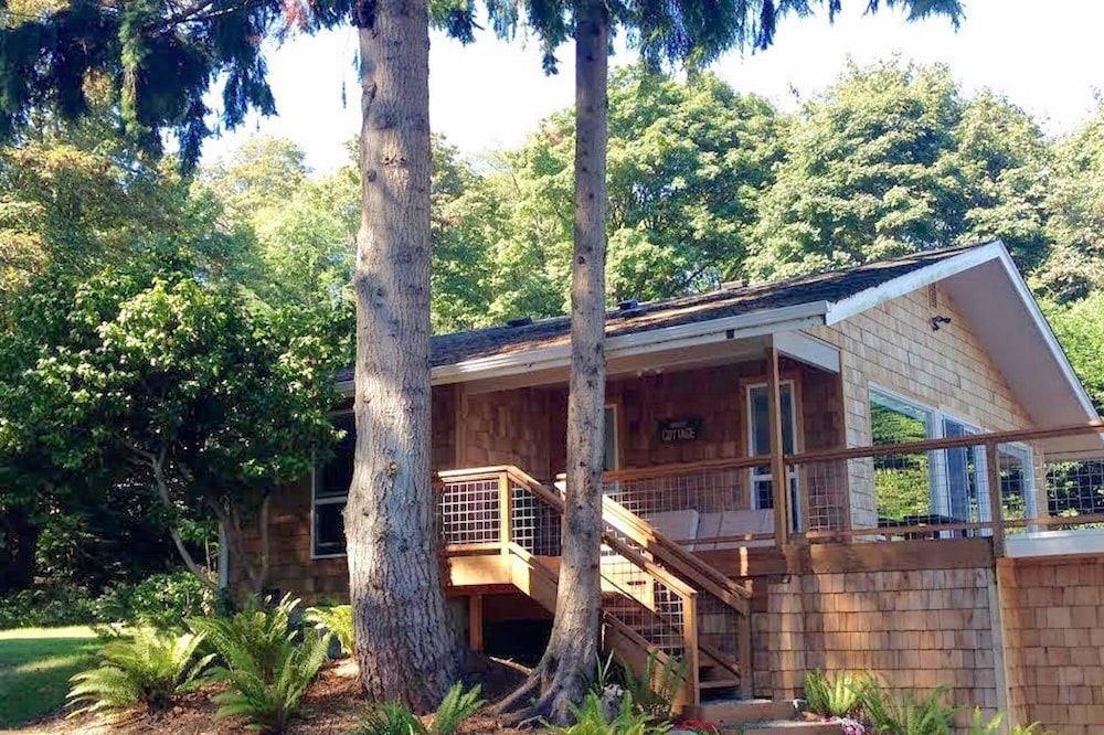 Charming Cottage With A Grand View Overlooking Puget Sound And Cascade Mountains