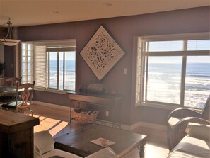 Smart TV, fireplace, DVD player, books