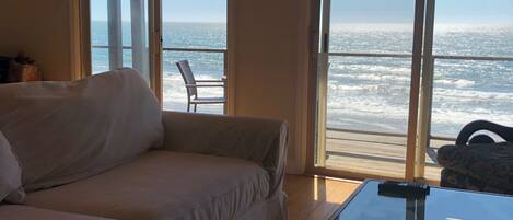 Smart-TV, Kamin, DVD-Player, Bücher